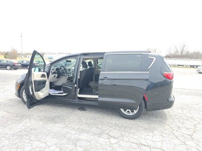 2022 Chrysler Voyager LX